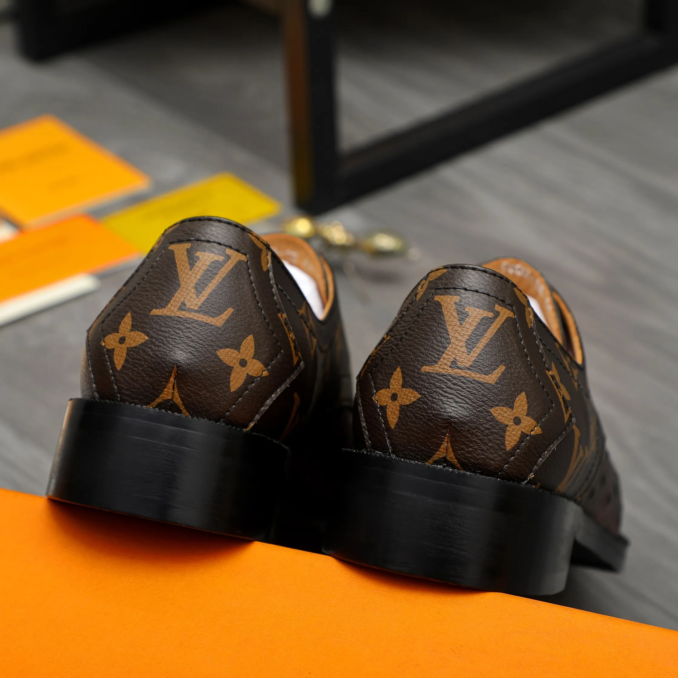 Men's shoes 💰500 Product trademark: LV "Louis Vuitton" business formal leather shoes Regular size: 39-45 (.45 customization is non-refundable) Product materials: Selected ostrich pattern cowhide stitching upper, cowhide lining, original rubber outsole